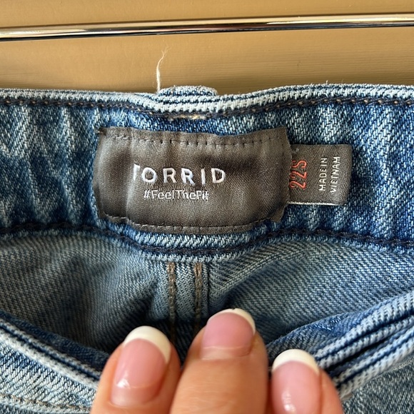 Torrid 22 Short Jeans Light Wash Knee Slit Exposed Button Fly Distressed Crop - Picture 3 of 7